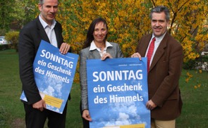 Präsentation der Plakate beim Österreich-Treffen in Kärnten. V.l.: KFV-Präsident Alfred Trendl, Gudrun Kattnig, Andreas Henckel-Donnersmarck