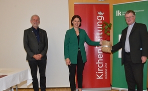 OÖ. Landwirtschaftskammerpräsidentin LAbg. Michaela Langer-Weninger schenkte Bischof Manfred Scheuer einen Lindenbaum. Univ.-Prof. Michael Rosenberger (links) referierte über „Hand in Hand in die Zukunft – Ernährung und Akteursverantwortung“.   