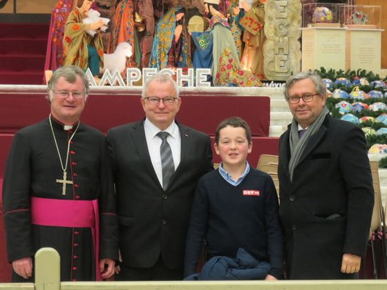  V. l.: Bischof Manfred Scheuer, Günther Hartl (ORF OÖ), Friedenslicht-Kind Tobias Flachner aus Hochburg-Ach und ORF-Generaldirektor Alexander Wrabetz.                              