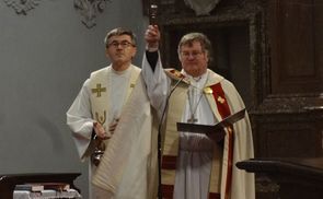 Bischof Manfred Scheuer bei der Segnung, links Kirchenrektor P. Peter Gangl SJ                                