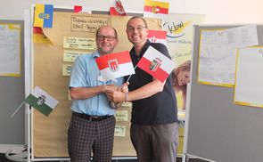 Der Leiter des Kath. Bildungswerkes OÖ, Dr. Christian Pichler (l.)und Dr. Hans Rapp, (r.) Leiter des Kath. Bildungswerkes der Diözese Feldkirch, tauschten zum Abschluss die Fahnen der jeweiligen Bundesländer aus.