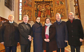 (v.l.) Pfarrer R. Czurylo, Bischof M. Scheuer, Künstlerin Haruko Maeda, T. Kaineder (Verantwortliche f. kirchliche Projekte Kulturhauptstadt 2024), Bgm. A. Scheutz, Dechant C. Öhler 