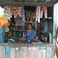 Jugend Eine Welt fördert Mikrokredit-Programme für Frauen zur Unternehmensgründung im Globalen Süden. Wie hier zum Beispiel eine Betreiberin eines kleinen Lebensmittel-Geschäfts in Indien. 